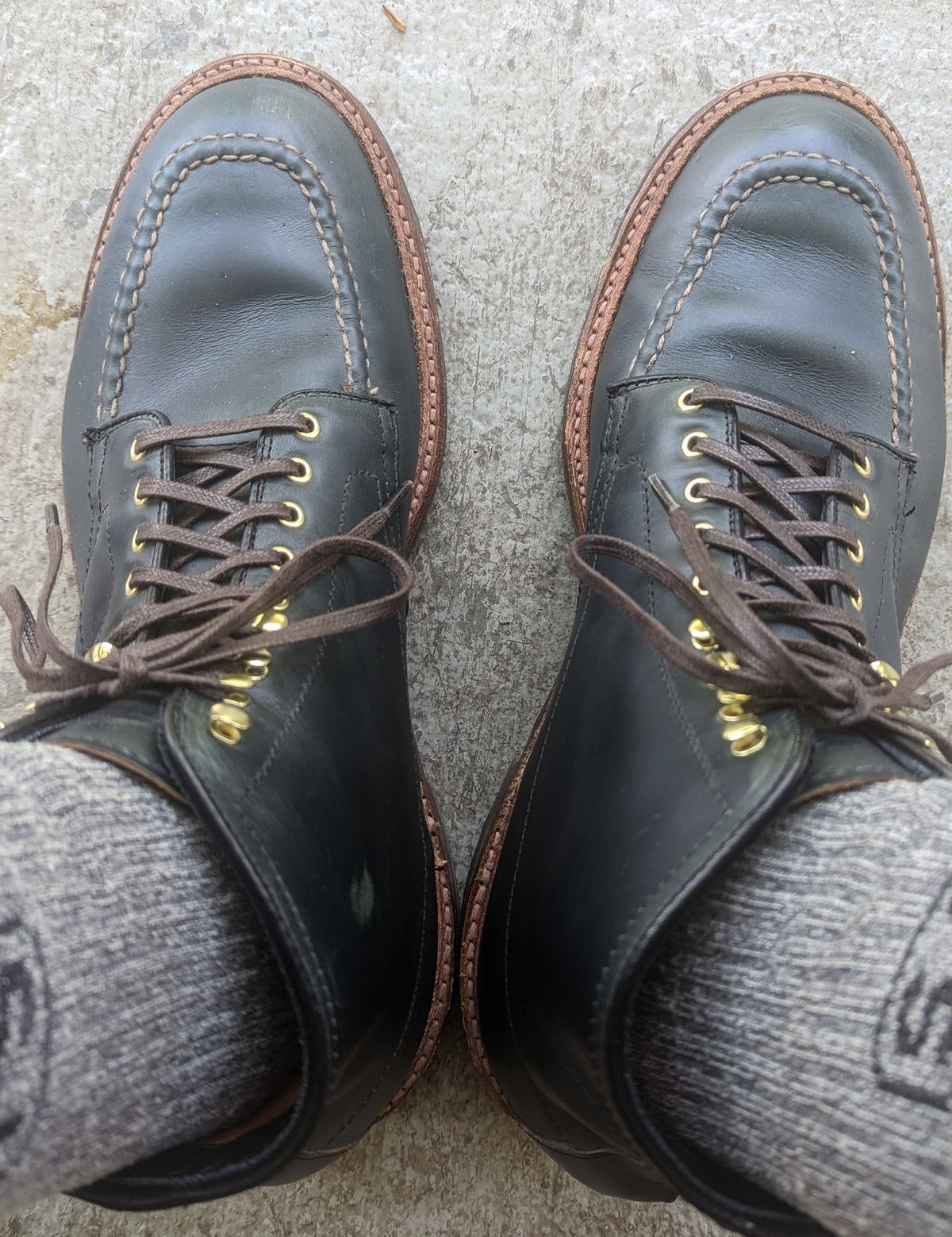 Photo by gonzalezebra on May 2, 2023 of the Alden Indy Boot in Horween Navy Chromexcel.