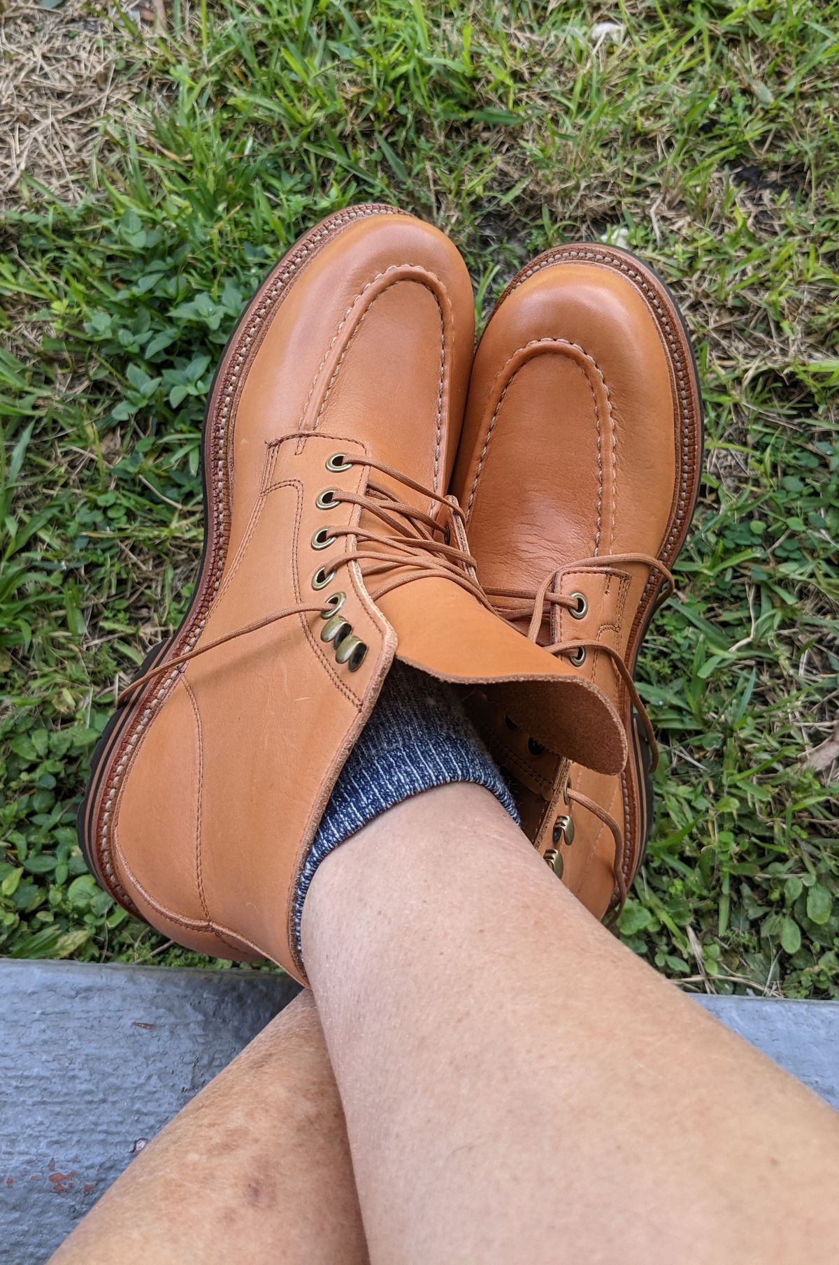 Photo by gonzalezebra on October 2, 2022 of the Grant Stone Brass Boot in Horween English Tan Essex.