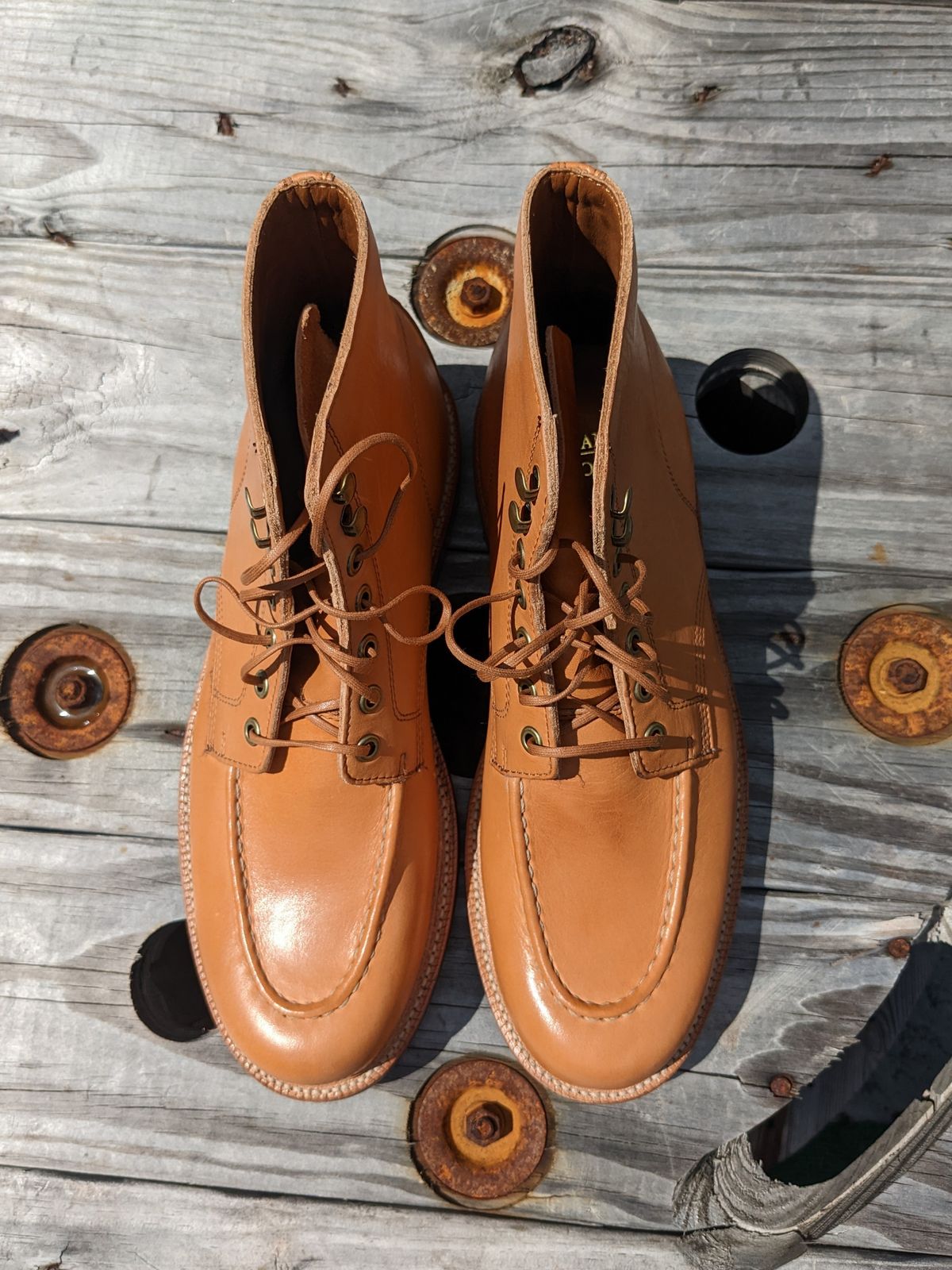 Photo by gonzalezebra on October 2, 2022 of the Grant Stone Brass Boot in Horween English Tan Essex.
