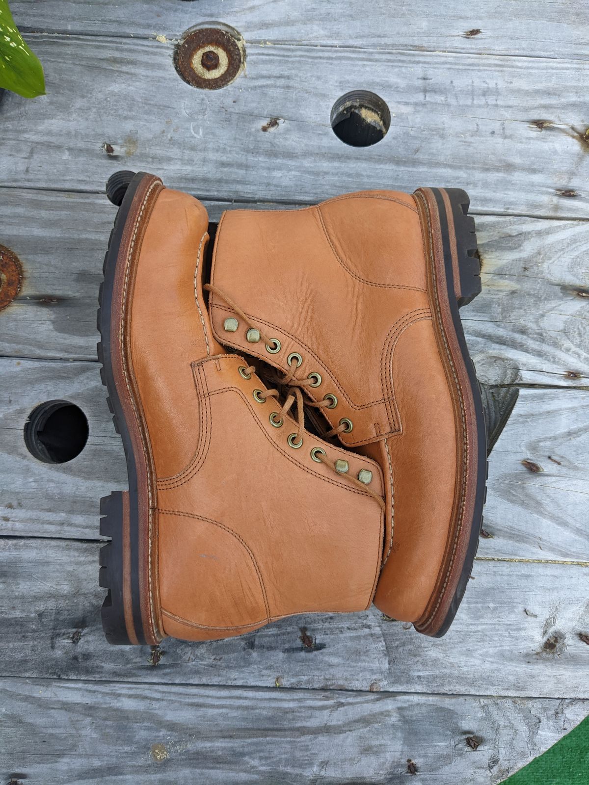 Photo by gonzalezebra on November 4, 2022 of the Grant Stone Brass Boot in Horween English Tan Essex.