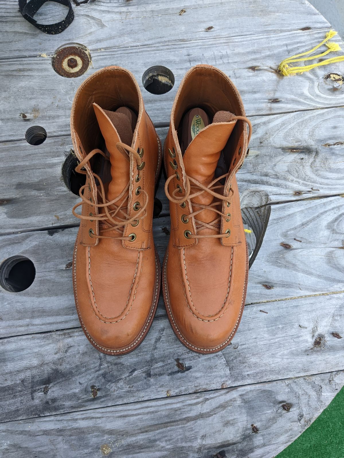 Photo by gonzalezebra on November 4, 2022 of the Grant Stone Brass Boot in Horween English Tan Essex.