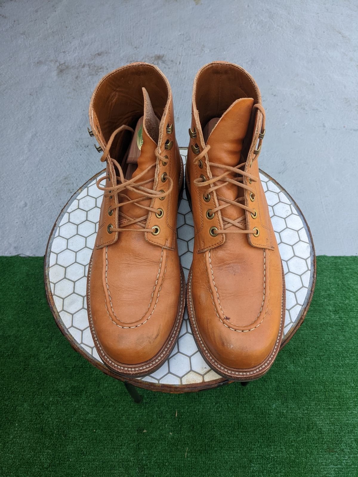 Photo by gonzalezebra on December 5, 2022 of the Grant Stone Brass Boot in Horween English Tan Essex.