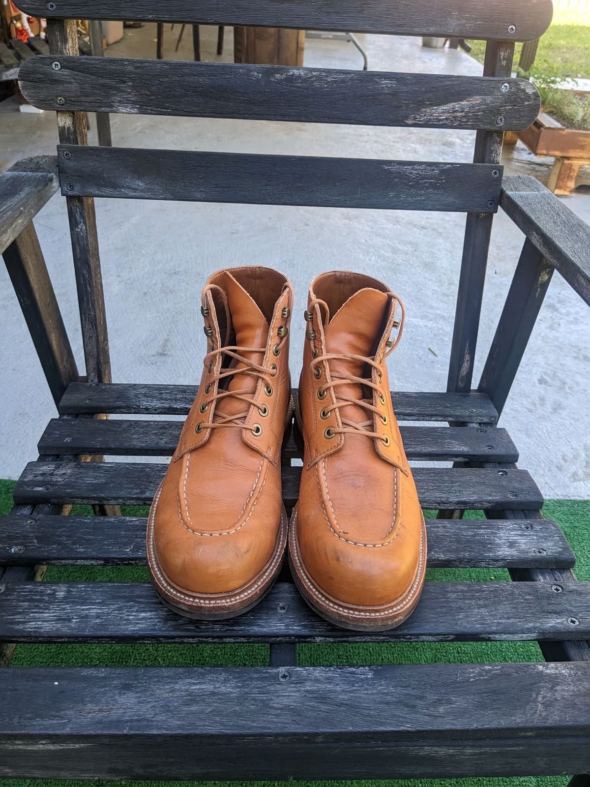 Photo by gonzalezebra on January 5, 2023 of the Grant Stone Brass Boot in Horween English Tan Essex.