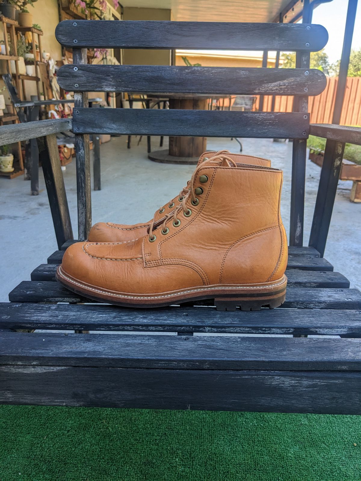 Photo by gonzalezebra on January 5, 2023 of the Grant Stone Brass Boot in Horween English Tan Essex.