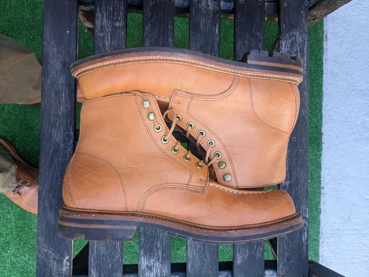 Photo by gonzalezebra on January 5, 2023 of the Grant Stone Brass Boot in Horween English Tan Essex.