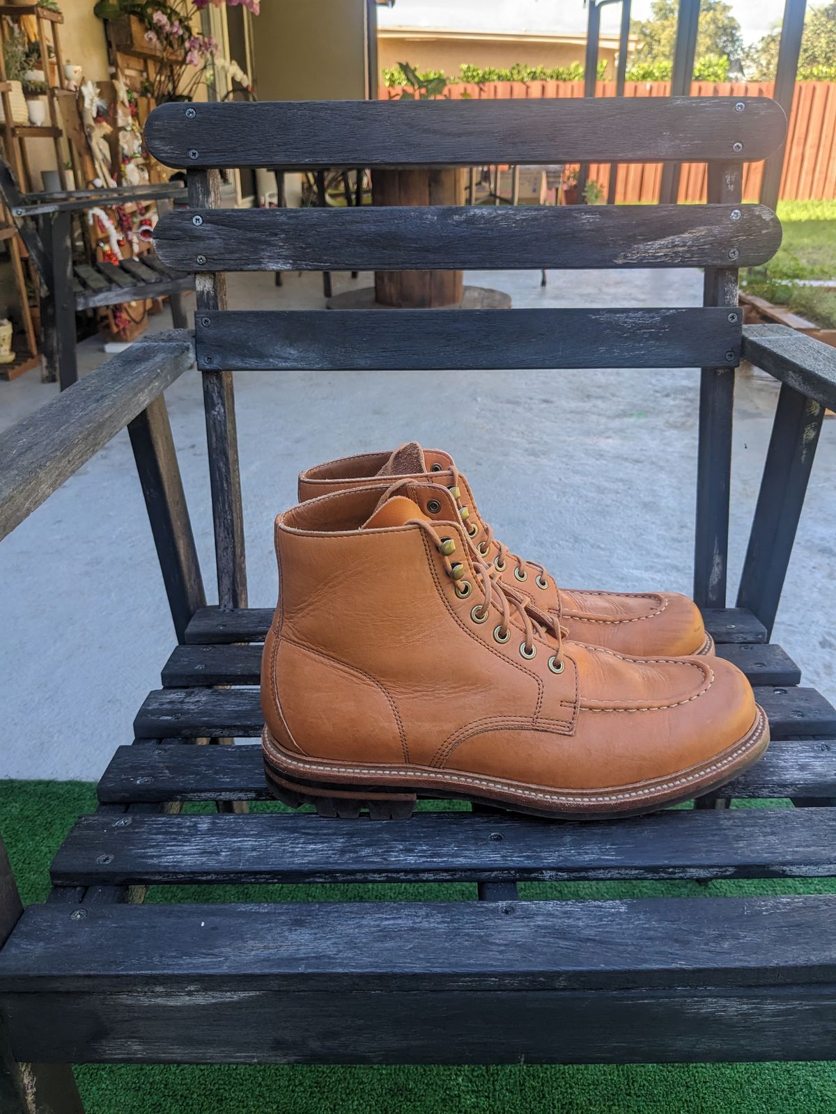 Photo by gonzalezebra on January 5, 2023 of the Grant Stone Brass Boot in Horween English Tan Essex.