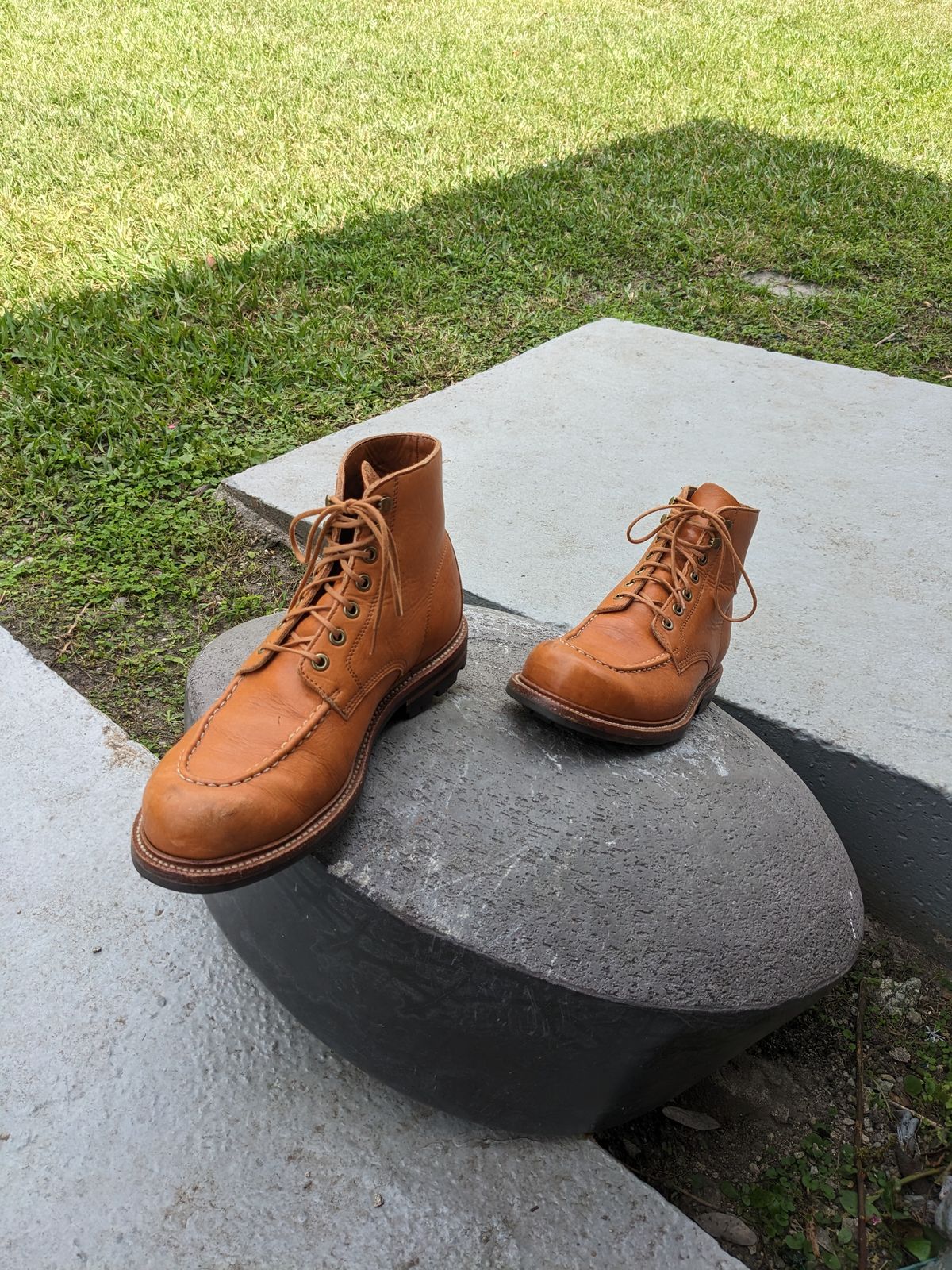 Photo by gonzalezebra on March 4, 2023 of the Grant Stone Brass Boot in Horween English Tan Essex.