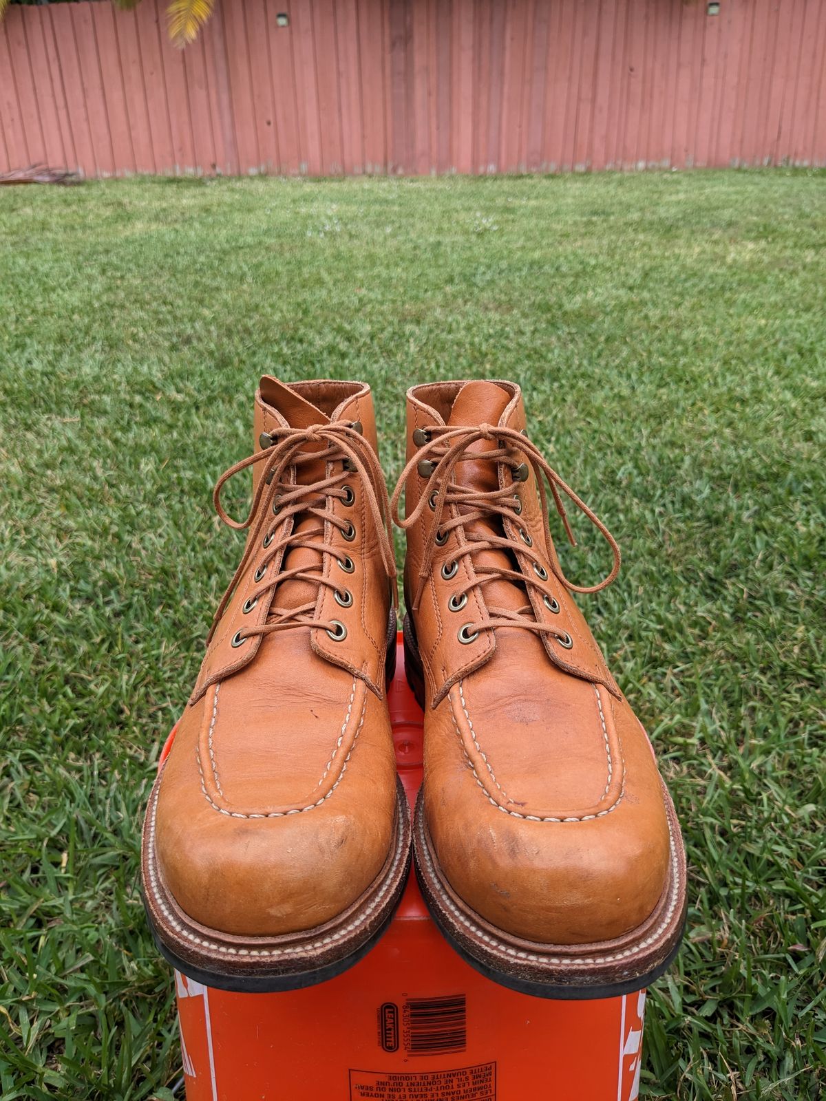 Photo by gonzalezebra on March 4, 2023 of the Grant Stone Brass Boot in Horween English Tan Essex.