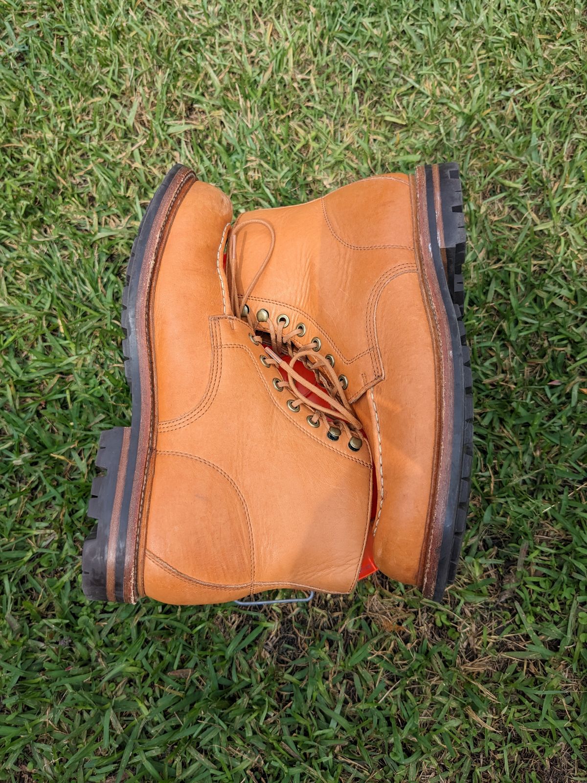 Photo by gonzalezebra on March 4, 2023 of the Grant Stone Brass Boot in Horween English Tan Essex.