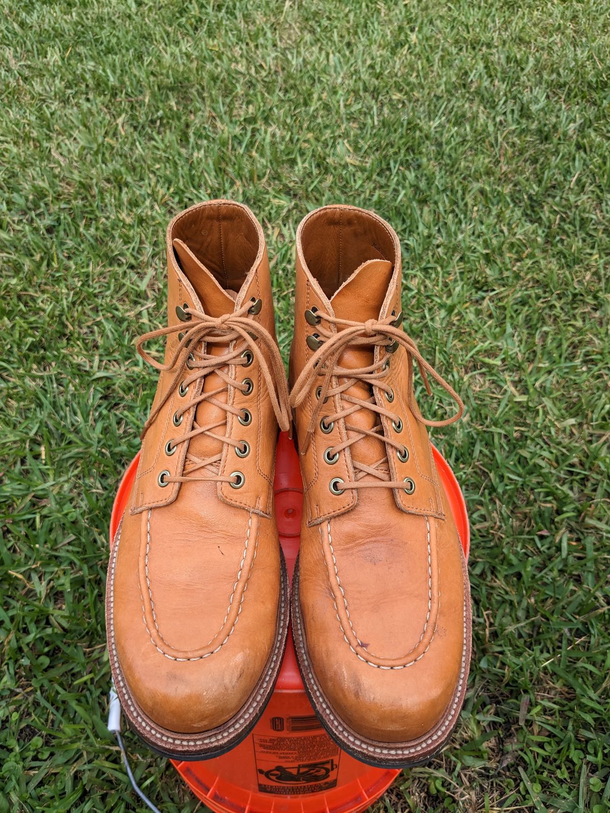 Photo by gonzalezebra on March 4, 2023 of the Grant Stone Brass Boot in Horween English Tan Essex.