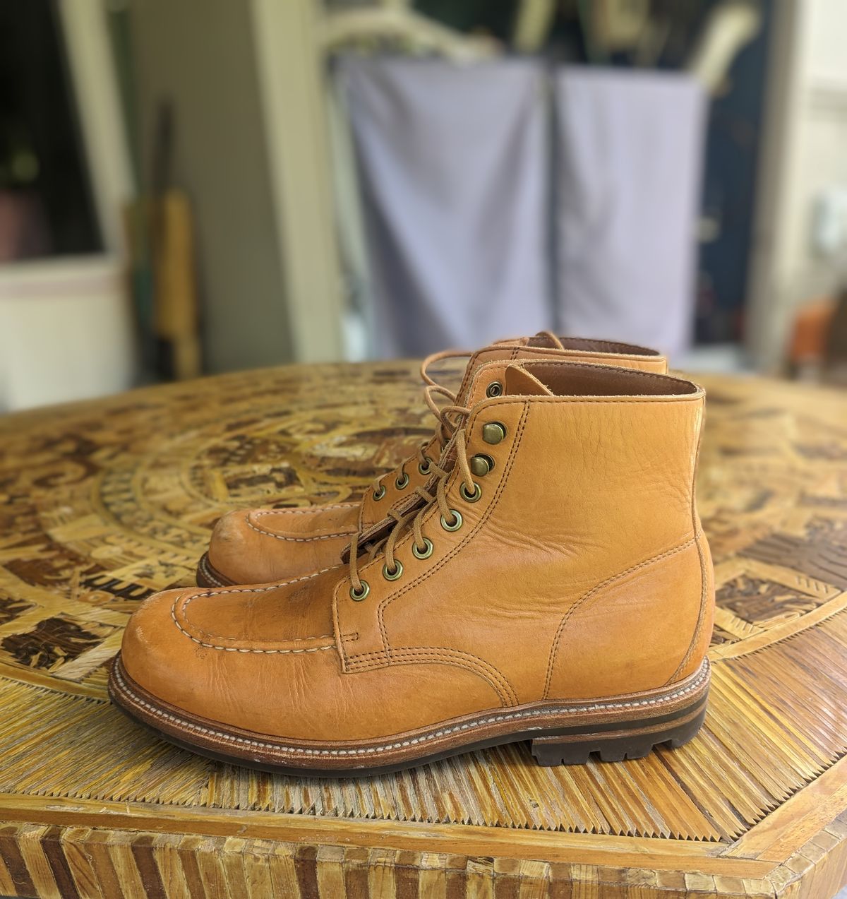 Photo by gonzalezebra on April 3, 2023 of the Grant Stone Brass Boot in Horween English Tan Essex.