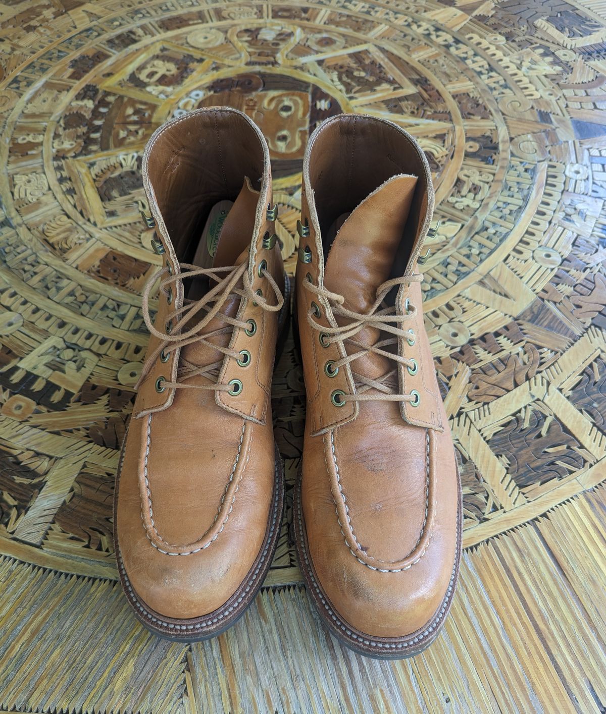 Photo by gonzalezebra on April 3, 2023 of the Grant Stone Brass Boot in Horween English Tan Essex.