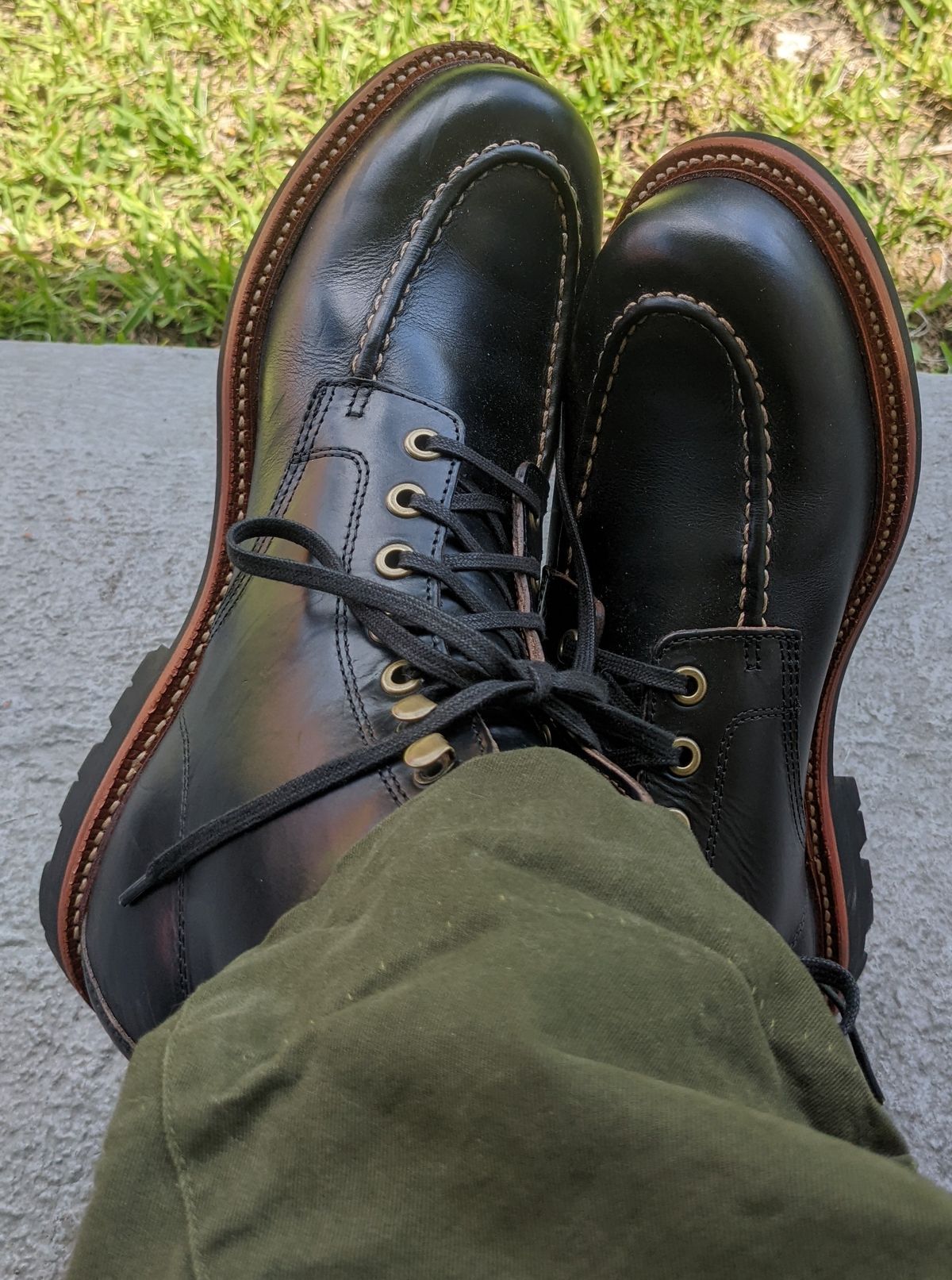 Photo by gonzalezebra on June 28, 2022 of the Grant Stone Brass Boot in Horween Black Chromexcel.