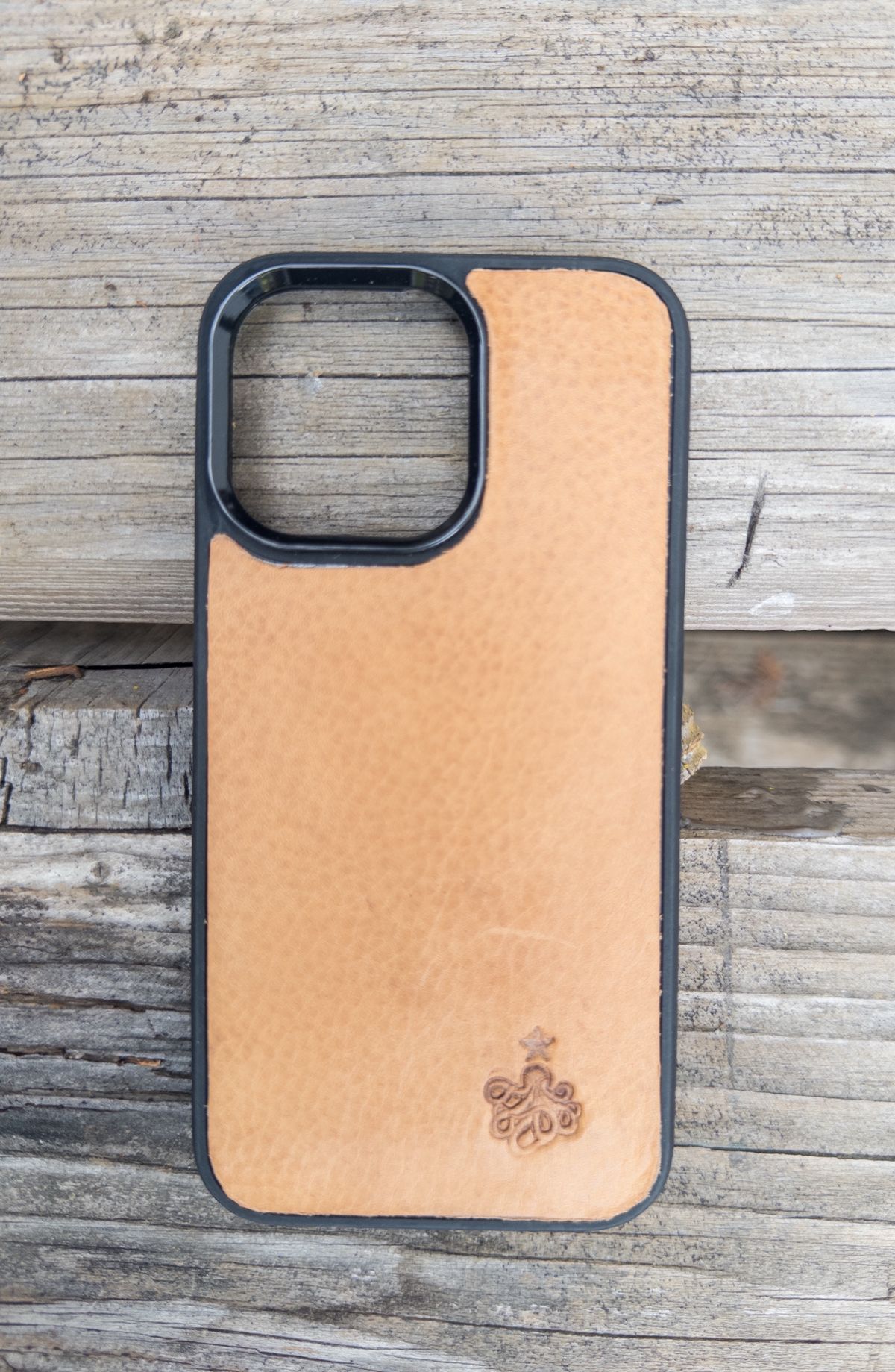Photo by amaru_and_crow on September 30, 2025 of the Self-Made Phone Case in Olivander Jesse Natural Vegtan.