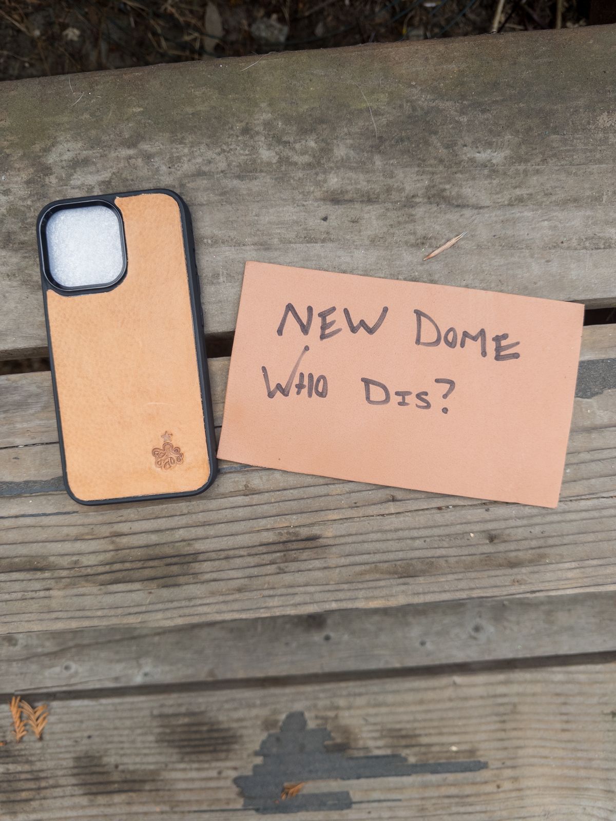 Photo by amaru_and_crow on October 1, 2025 of the Self-Made Phone Case in Olivander Jesse Natural Vegtan.