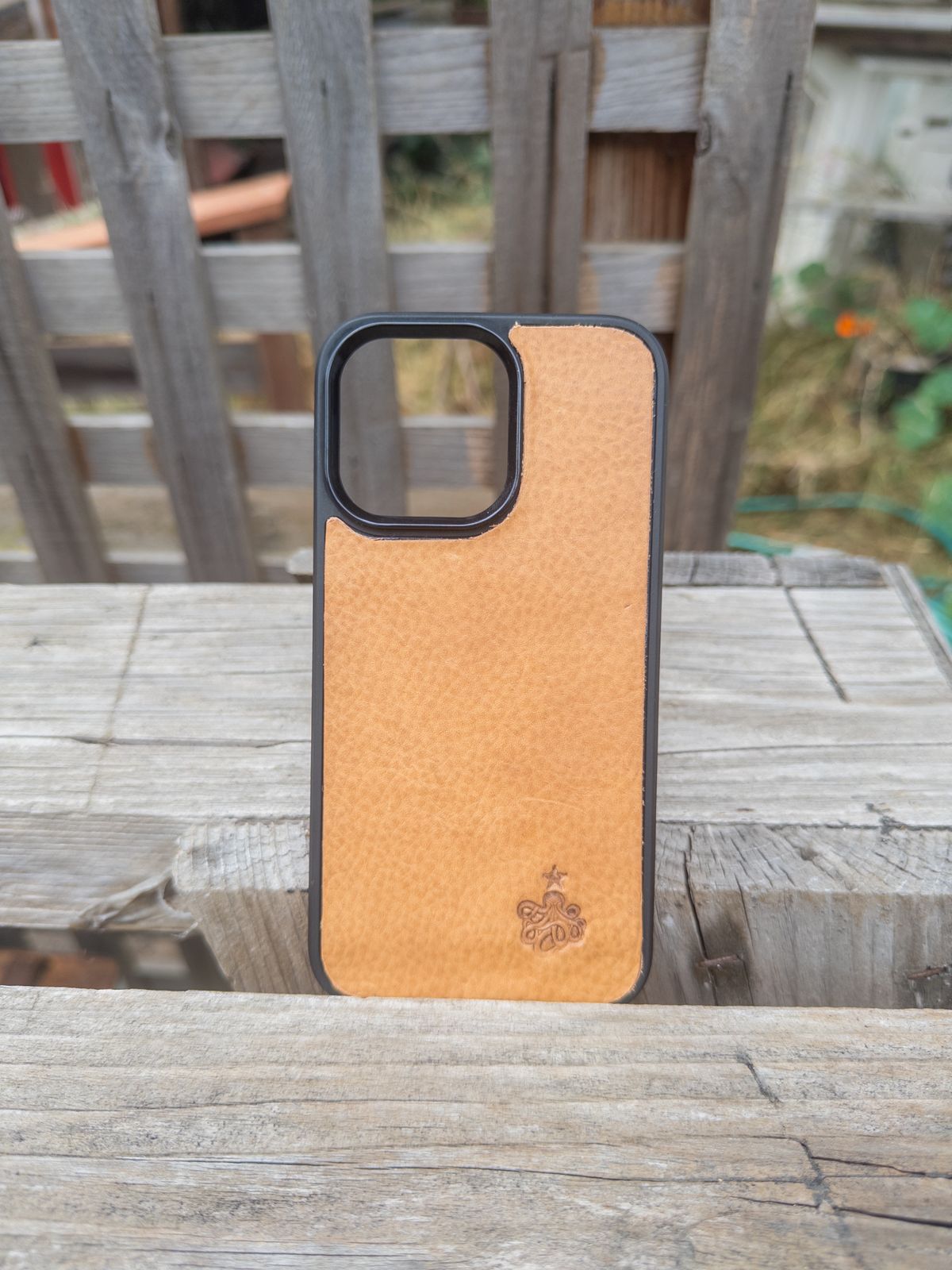 Photo by amaru_and_crow on October 1, 2025 of the Self-Made Phone Case in Olivander Jesse Natural Vegtan.