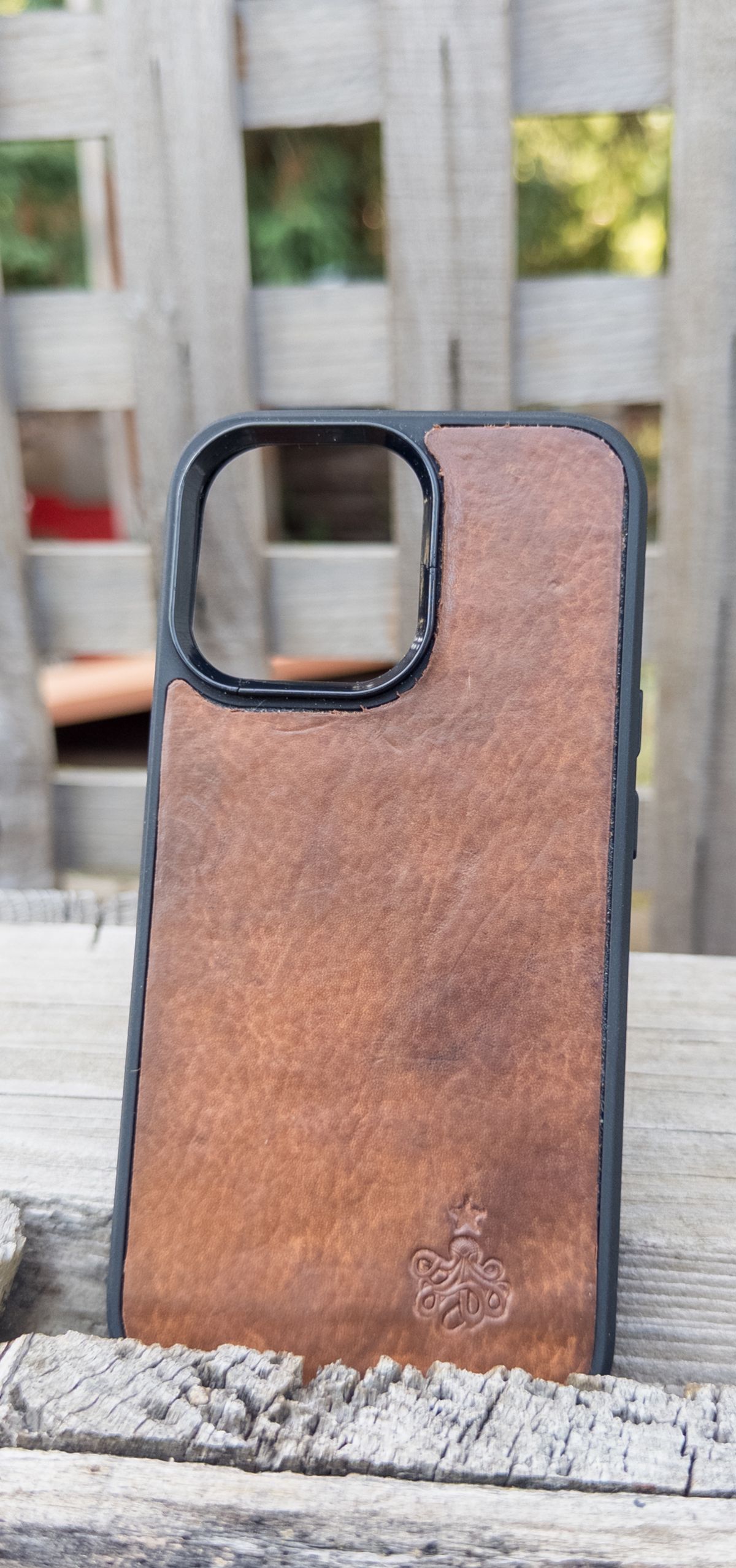 Photo by amaru_and_crow on November 4, 2025 of the Self-Made Phone Case in Olivander Jesse Natural Vegtan.