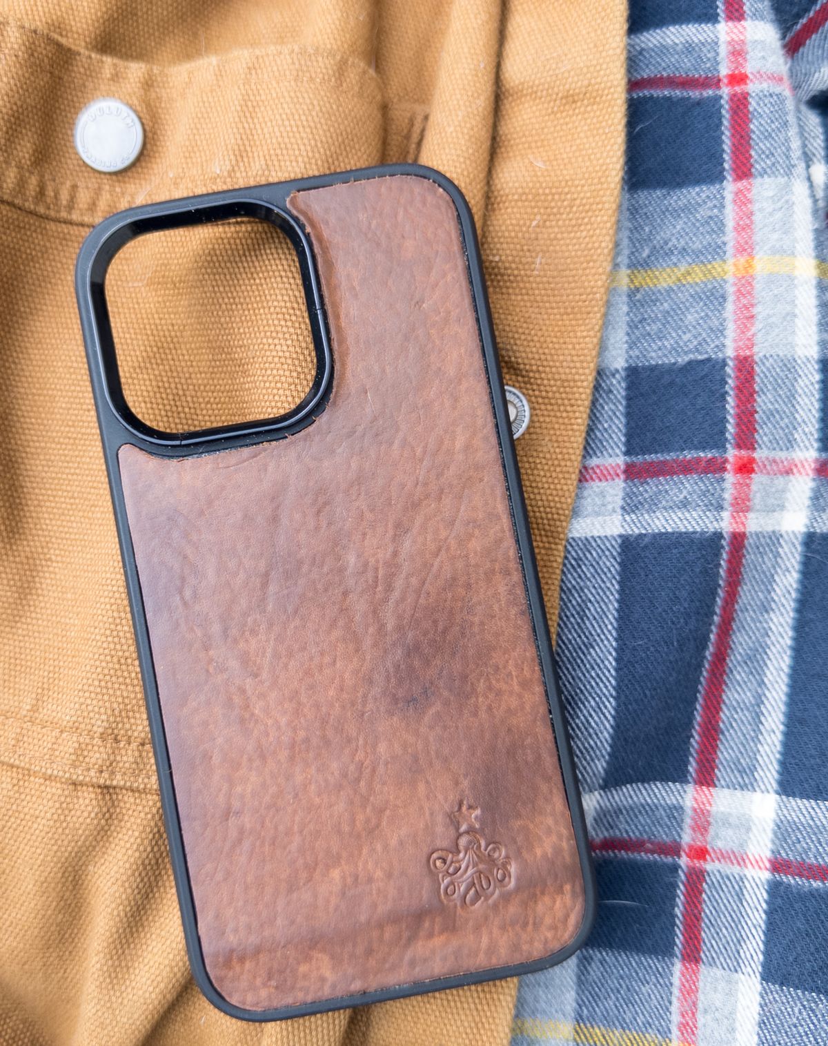 Photo by amaru_and_crow on November 4, 2025 of the Self-Made Phone Case in Olivander Jesse Natural Vegtan.