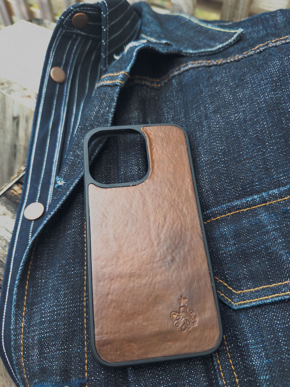 Photo by amaru_and_crow on December 3, 2025 of the Self-Made Phone Case in Olivander Jesse Natural Vegtan.