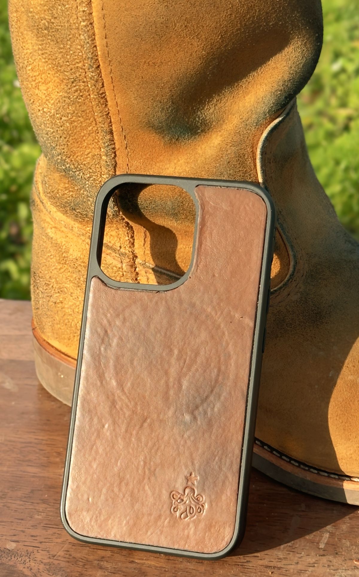 Photo by amaru_and_crow on February 6, 2026 of the Self-Made Phone Case in Olivander Jesse Natural Vegtan.