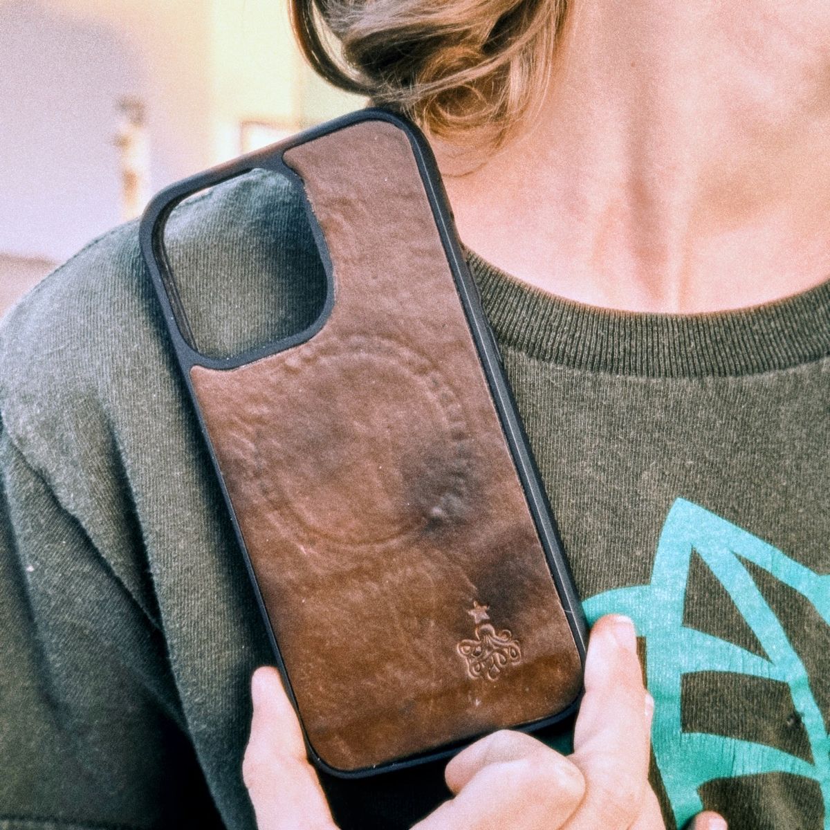 Photo by amaru_and_crow on March 5, 2026 of the Self-Made Phone Case in Olivander Jesse Natural Vegtan.