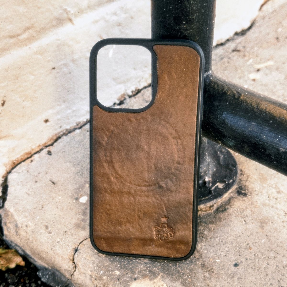 Photo by amaru_and_crow on March 5, 2026 of the Self-Made Phone Case in Olivander Jesse Natural Vegtan.