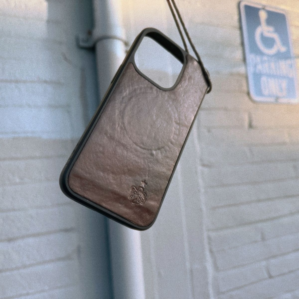 Photo by amaru_and_crow on March 5, 2026 of the Self-Made Phone Case in Olivander Jesse Natural Vegtan.