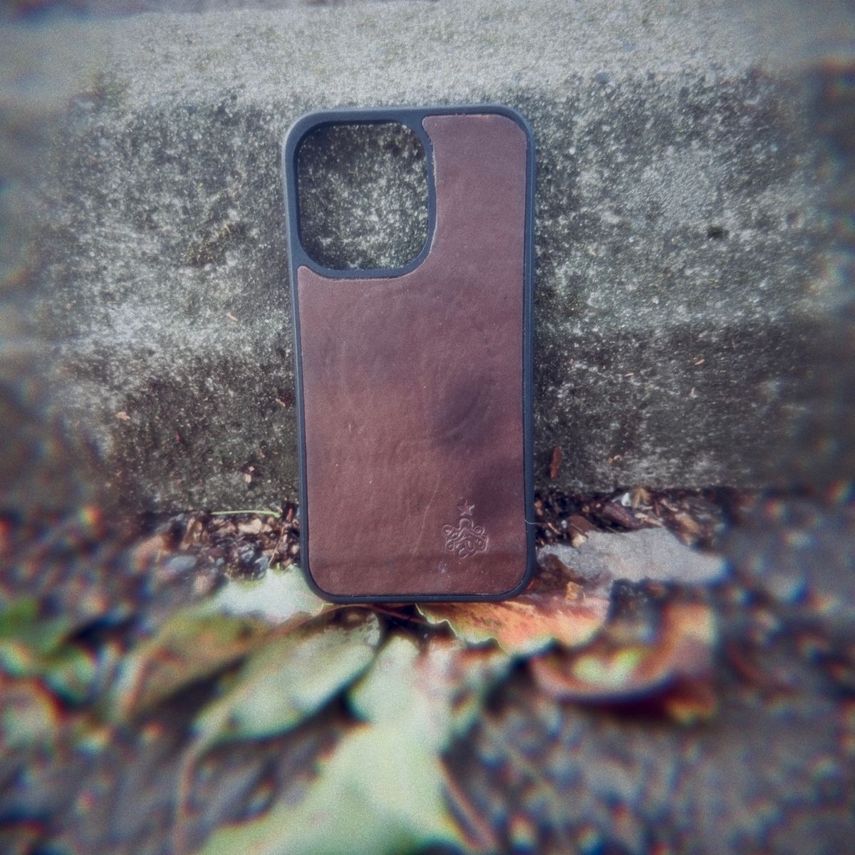 Photo by amaru_and_crow on March 5, 2026 of the Self-Made Phone Case in Olivander Jesse Natural Vegtan.