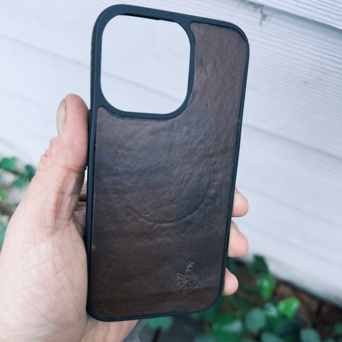 Photo by amaru_and_crow on April 2, 2026 of the Self-Made Phone Case in Olivander Jesse Natural Vegtan.