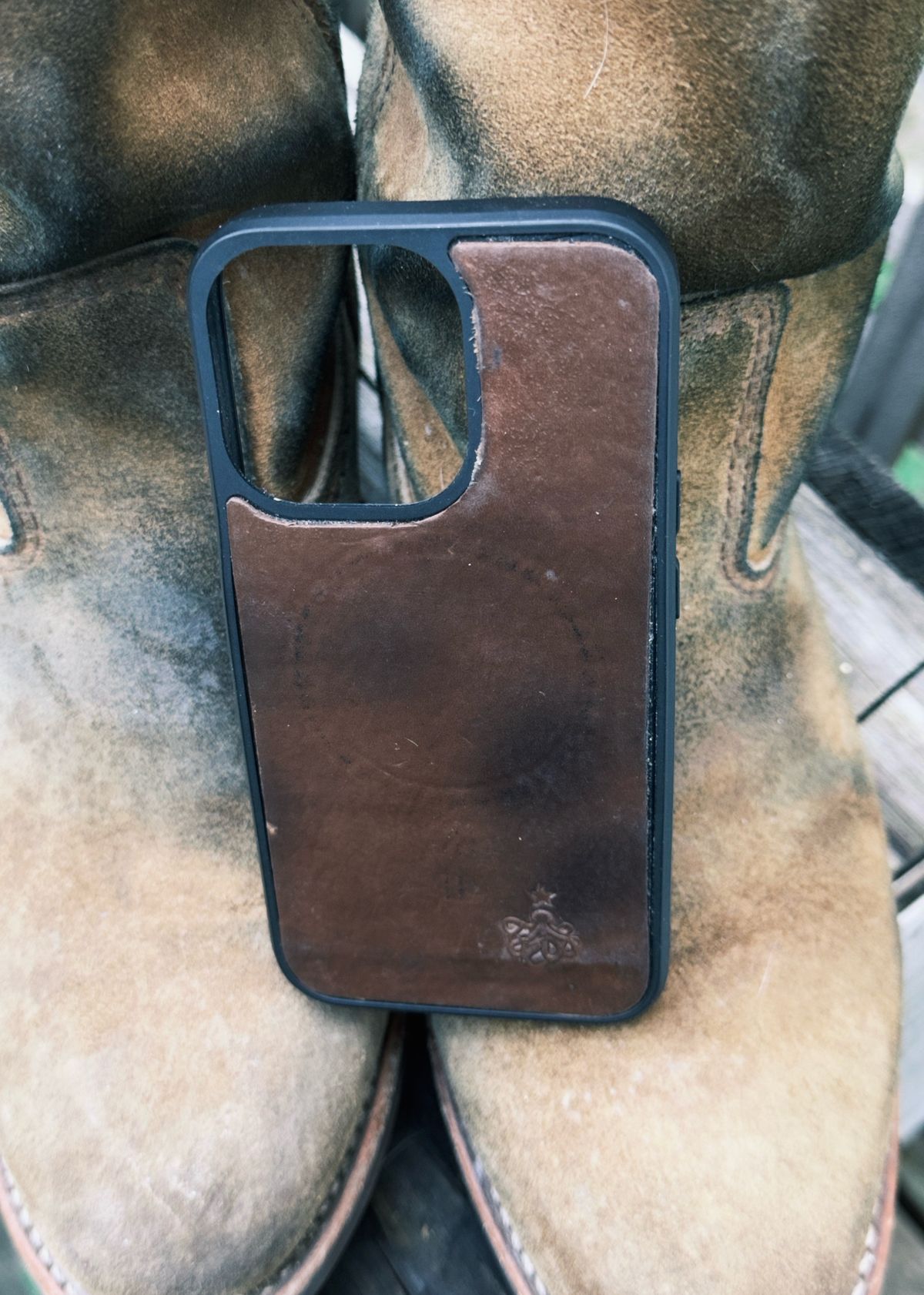 Photo by amaru_and_crow on April 2, 2026 of the Self-Made Phone Case in Olivander Jesse Natural Vegtan.