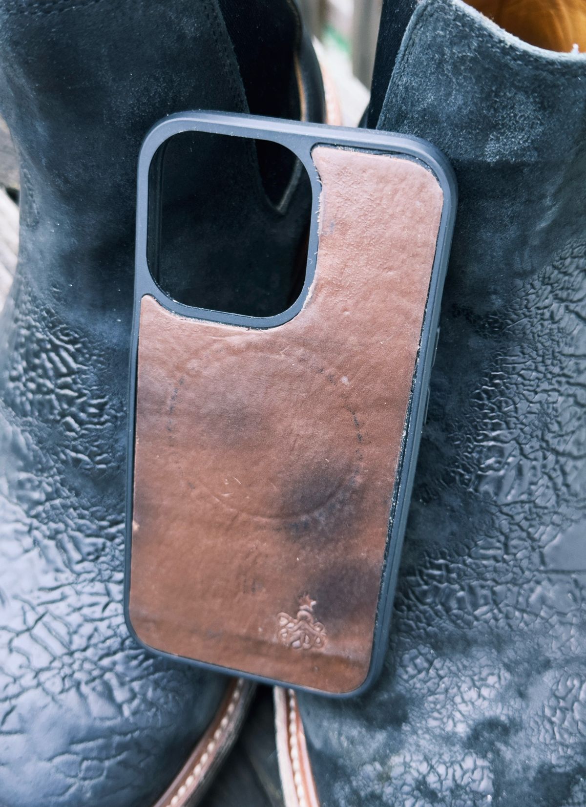 Photo by amaru_and_crow on April 2, 2026 of the Self-Made Phone Case in Olivander Jesse Natural Vegtan.