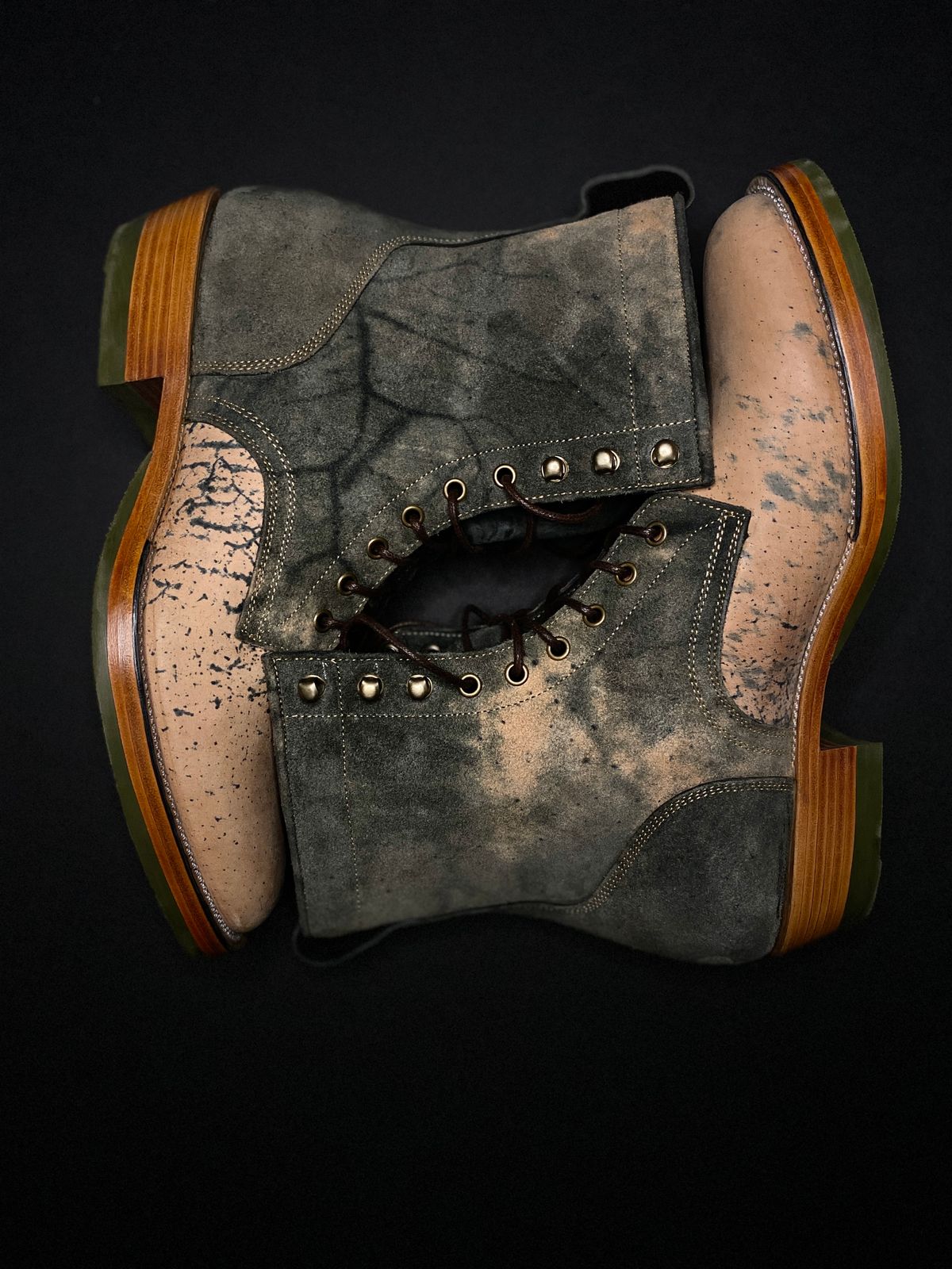 Photo by amaru_and_crow on November 1, 2023 of the Tahura Captoelari in Guidi Black Reverse Horsebutt.