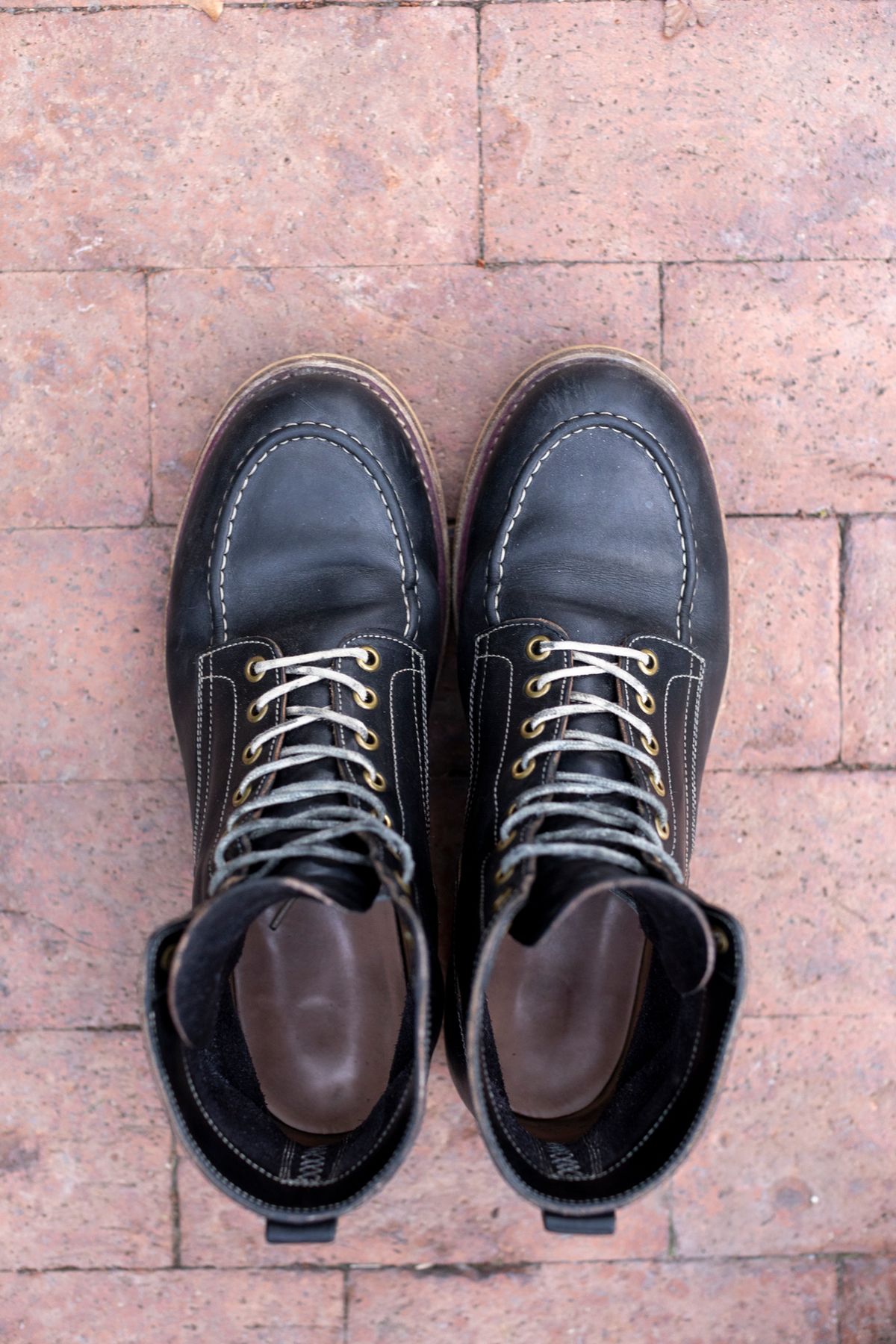 Photo by SBE2002 on January 4, 2024 of the Onderhoud x Stitchdown Moc Toe in Wickett & Craig Black Traditional Harness.