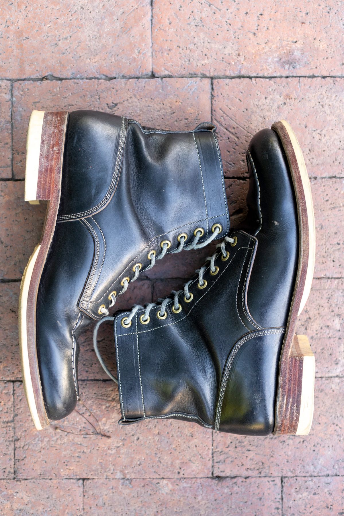 Photo by SBE2002 on April 5, 2024 of the Onderhoud x Stitchdown Moc Toe in Wickett & Craig Black Traditional Harness.