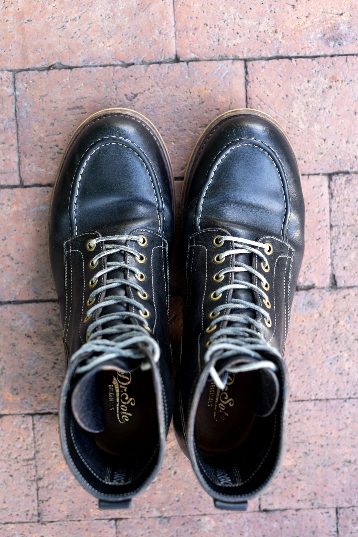 Photo by SBE2002 on April 5, 2024 of the Onderhoud x Stitchdown Moc Toe in Wickett & Craig Black Traditional Harness.