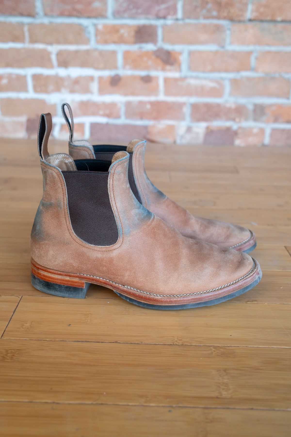 Photo by SBE2002 on November 5, 2024 of the Briselblack The Seventh Chelsea Boot in Maryam Toscanello Waxed Reverse Horsebutt.
