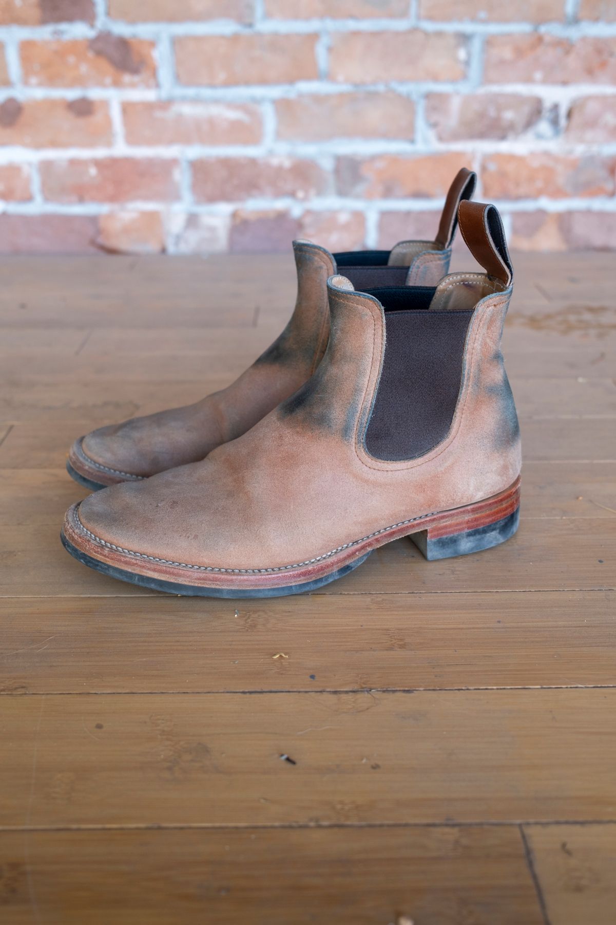 Photo by SBE2002 on December 5, 2024 of the Briselblack The Seventh Chelsea Boot in Maryam Toscanello Waxed Reverse Horsebutt.