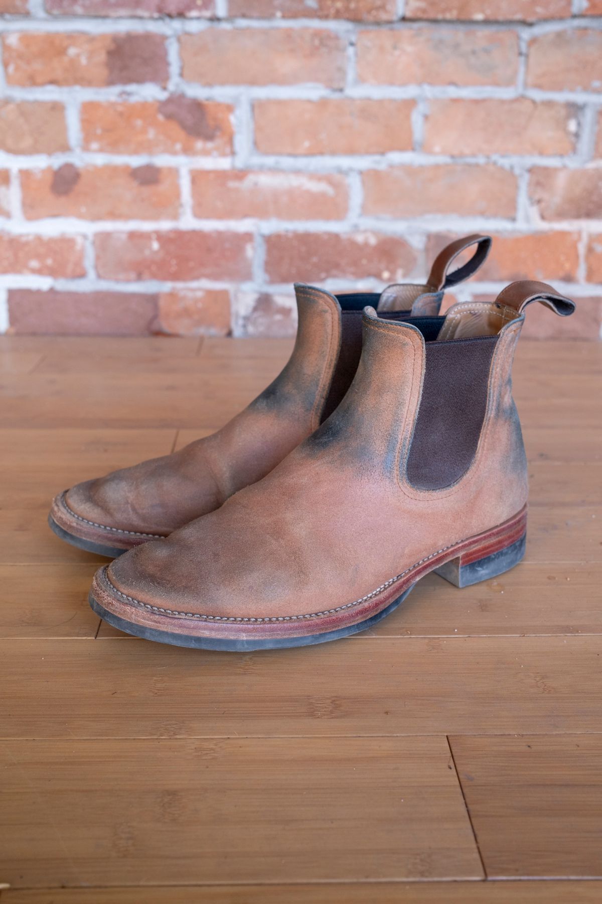 Photo by SBE2002 on January 3, 2025 of the Briselblack The Seventh Chelsea Boot in Maryam Toscanello Waxed Reverse Horsebutt.