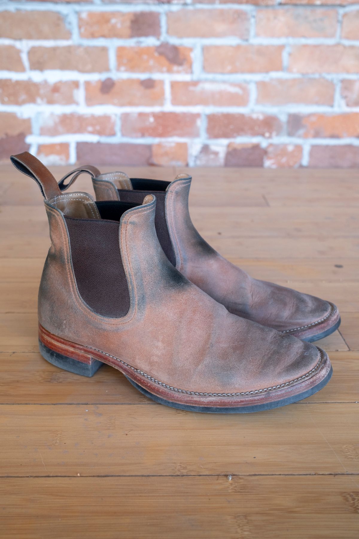 Photo by SBE2002 on February 5, 2025 of the Briselblack The Seventh Chelsea Boot in Maryam Toscanello Waxed Reverse Horsebutt.