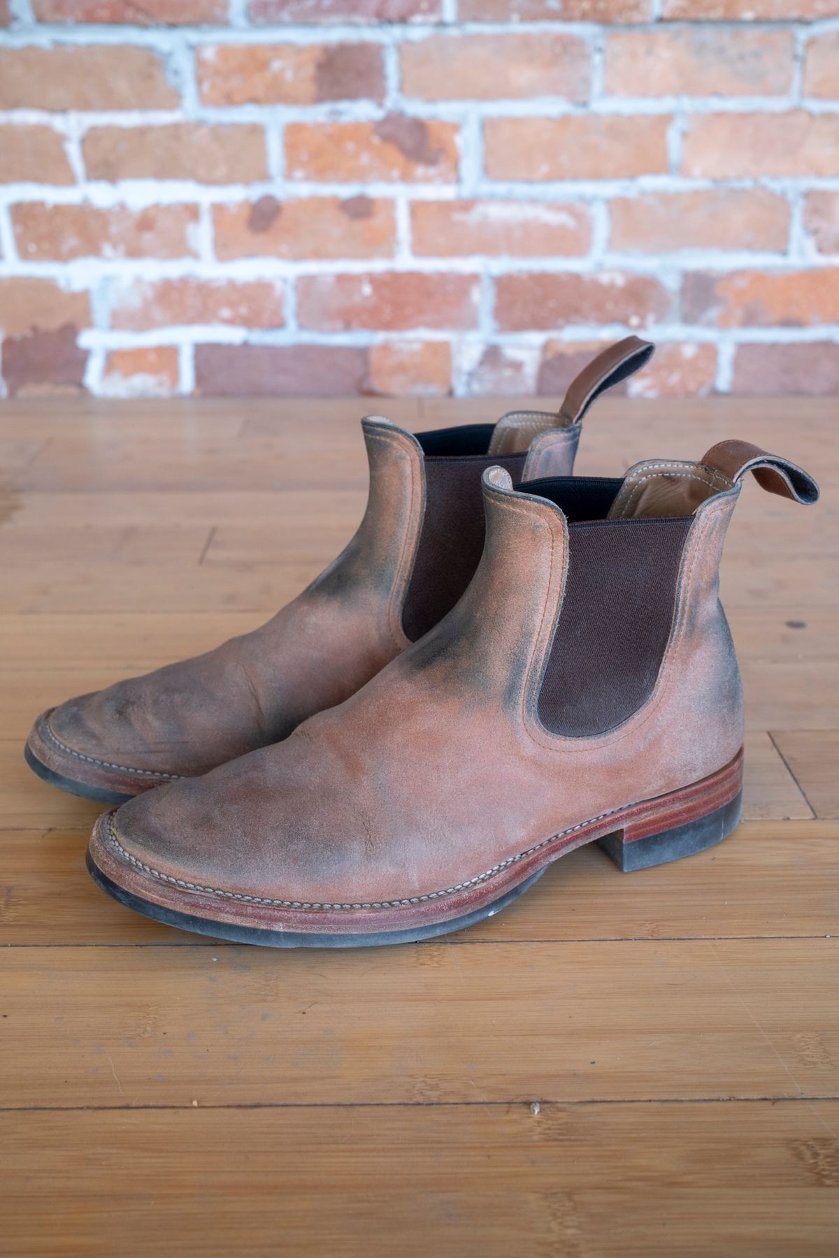 Photo by SBE2002 on February 5, 2025 of the Briselblack The Seventh Chelsea Boot in Maryam Toscanello Waxed Reverse Horsebutt.