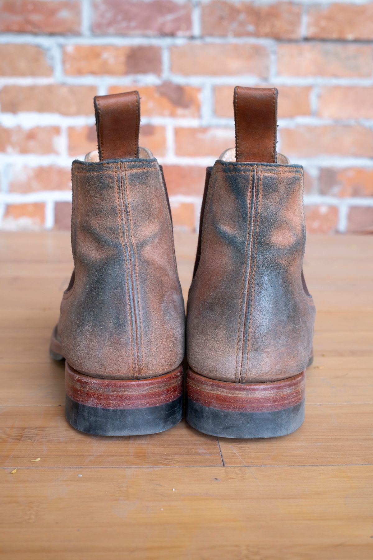 Photo by SBE2002 on March 5, 2025 of the Briselblack The Seventh Chelsea Boot in Maryam Toscanello Waxed Reverse Horsebutt.