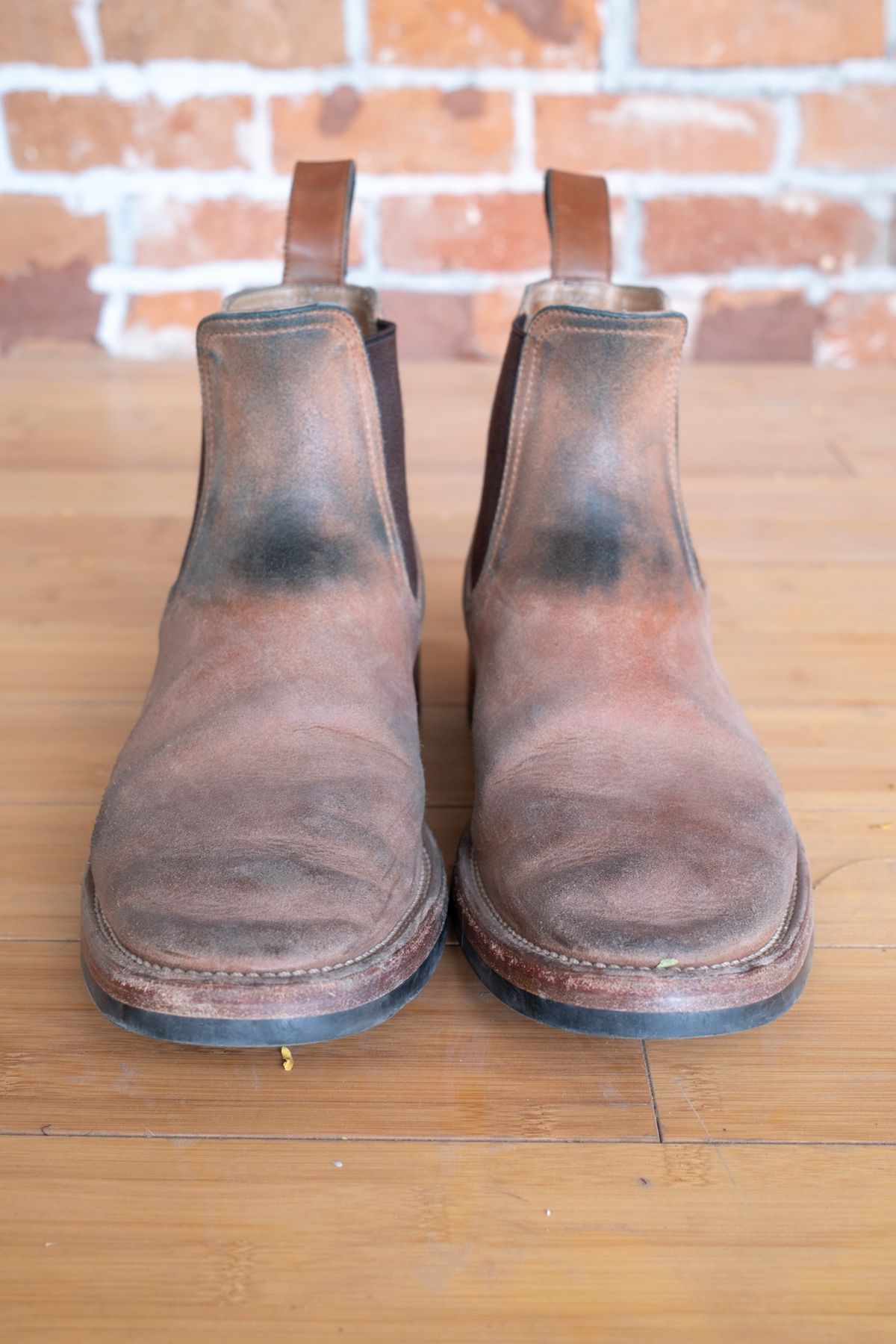 Photo by SBE2002 on March 5, 2025 of the Briselblack The Seventh Chelsea Boot in Maryam Toscanello Waxed Reverse Horsebutt.