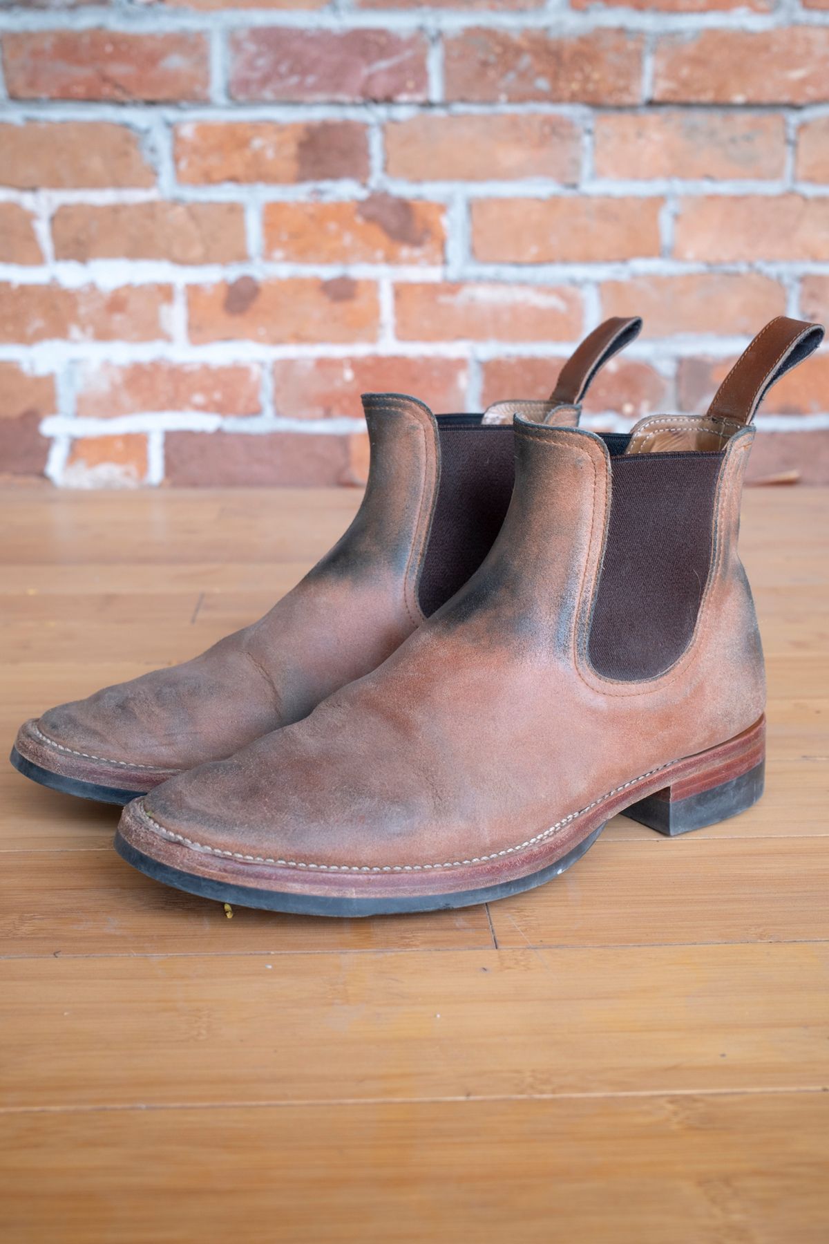 Photo by SBE2002 on March 5, 2025 of the Briselblack The Seventh Chelsea Boot in Maryam Toscanello Waxed Reverse Horsebutt.