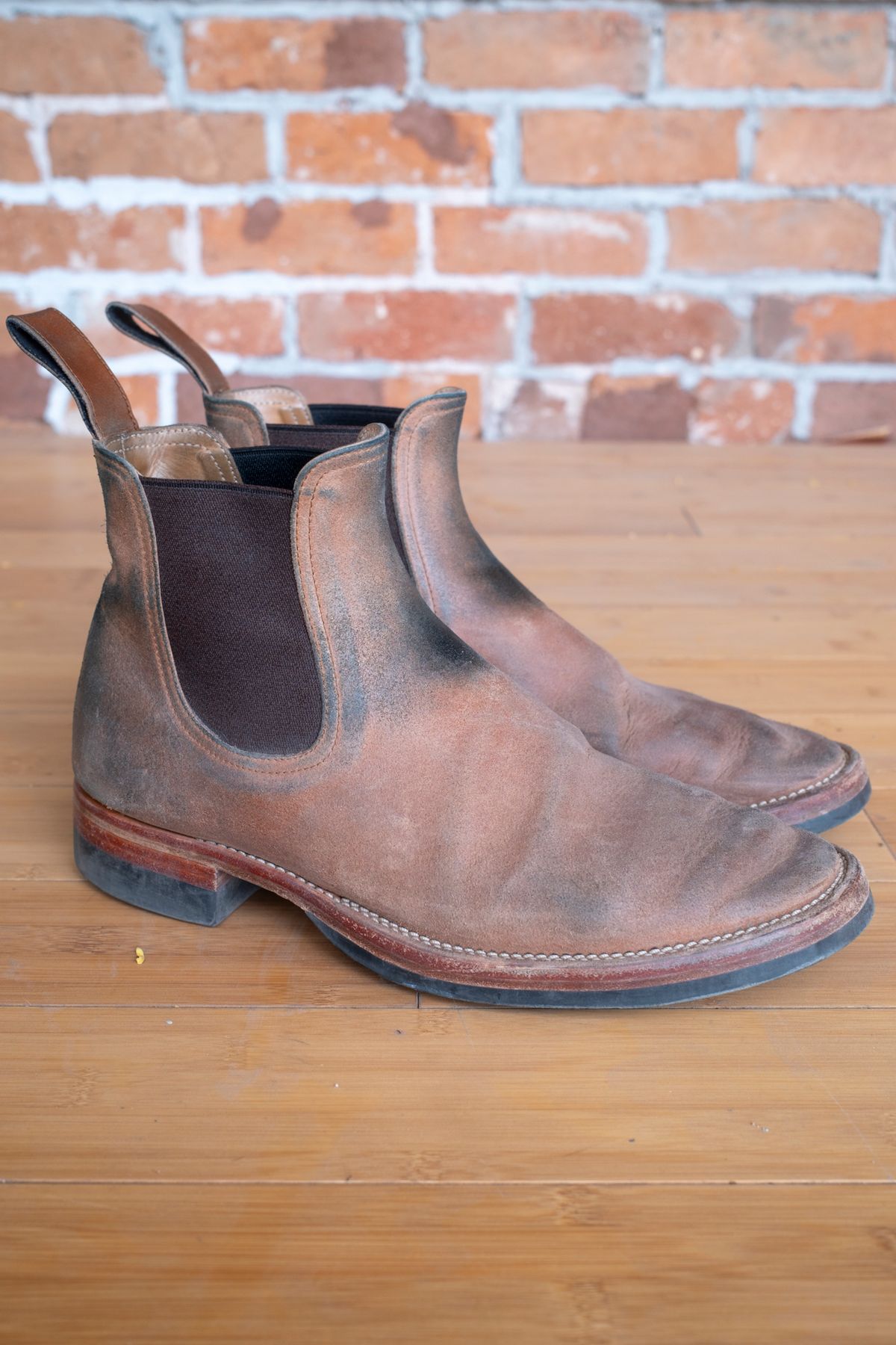 Photo by SBE2002 on March 5, 2025 of the Briselblack The Seventh Chelsea Boot in Maryam Toscanello Waxed Reverse Horsebutt.