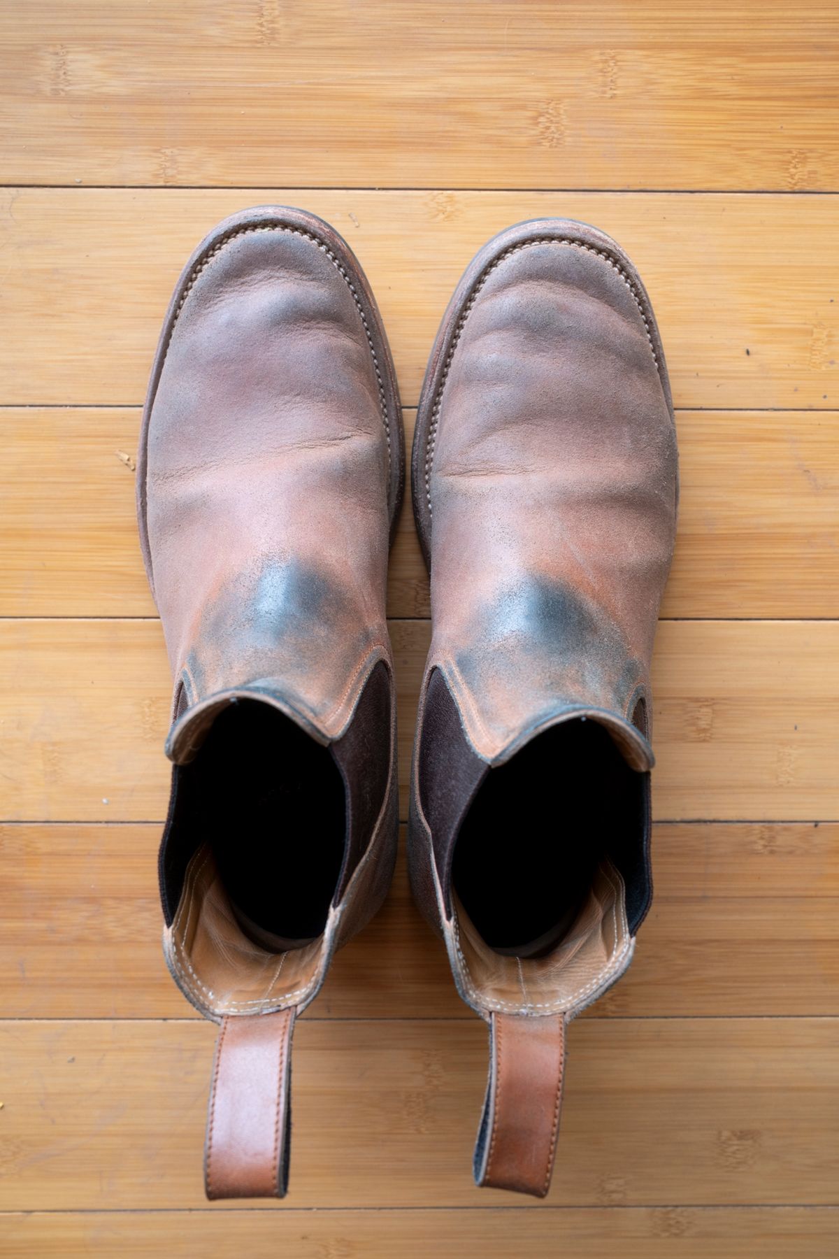 Photo by SBE2002 on March 5, 2025 of the Briselblack The Seventh Chelsea Boot in Maryam Toscanello Waxed Reverse Horsebutt.