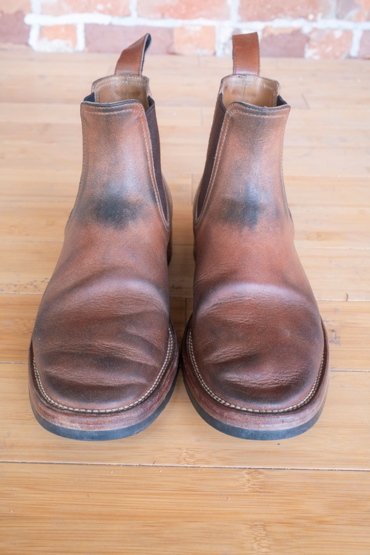 Photo by SBE2002 on April 4, 2025 of the Briselblack The Seventh Chelsea Boot in Maryam Toscanello Waxed Reverse Horsebutt.
