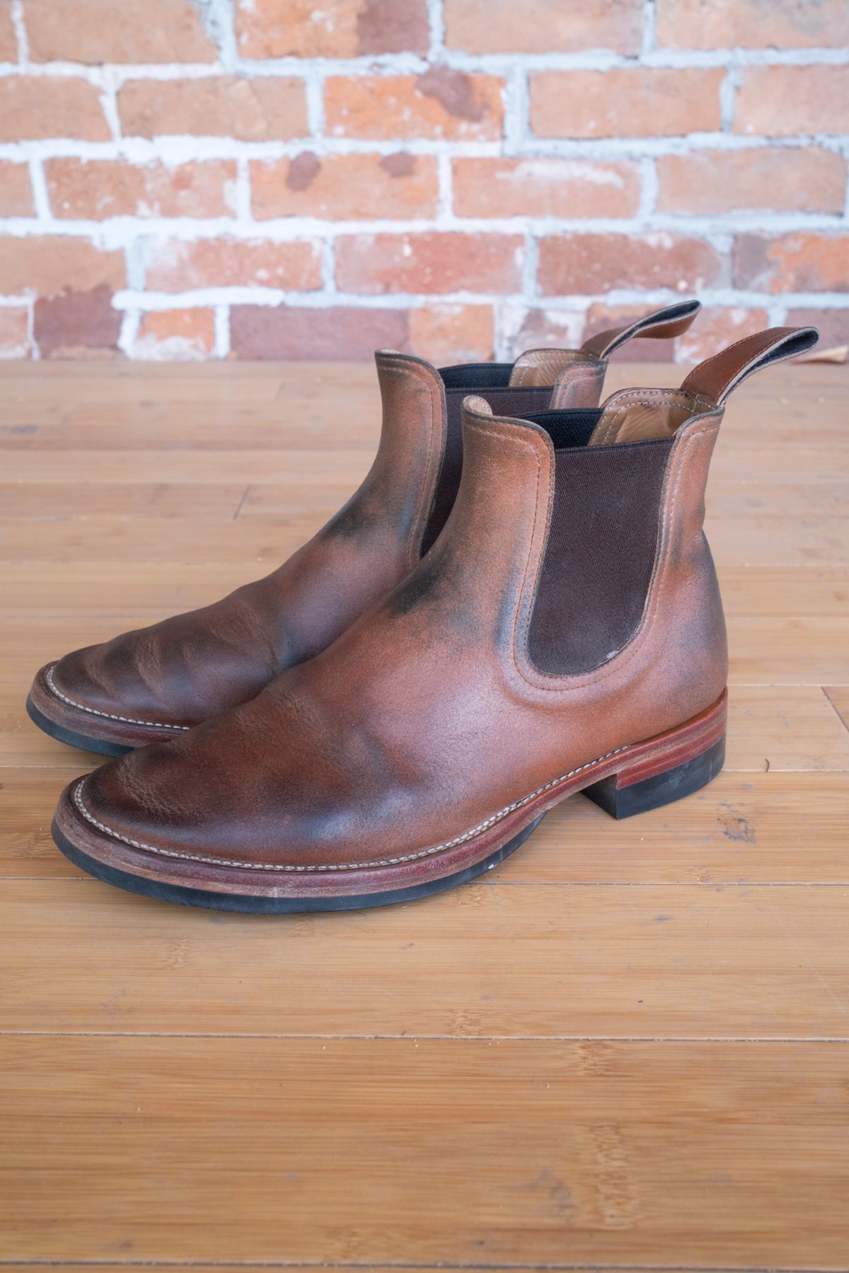 Photo by SBE2002 on April 4, 2025 of the Briselblack The Seventh Chelsea Boot in Maryam Toscanello Waxed Reverse Horsebutt.