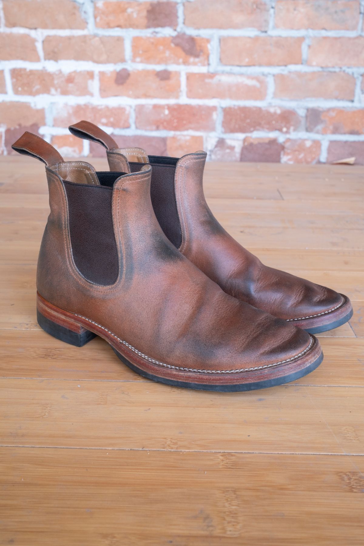 Photo by SBE2002 on April 4, 2025 of the Briselblack The Seventh Chelsea Boot in Maryam Toscanello Waxed Reverse Horsebutt.