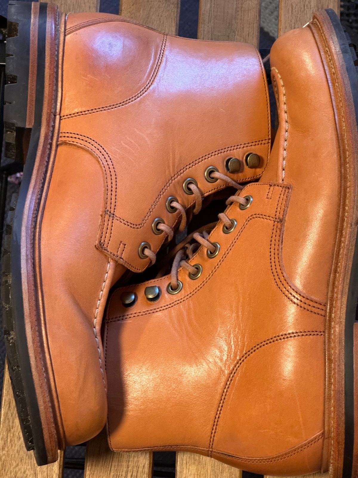 Photo by sunuchand on January 5, 2024 of the Grant Stone Brass Boot in Horween Tan Essex.