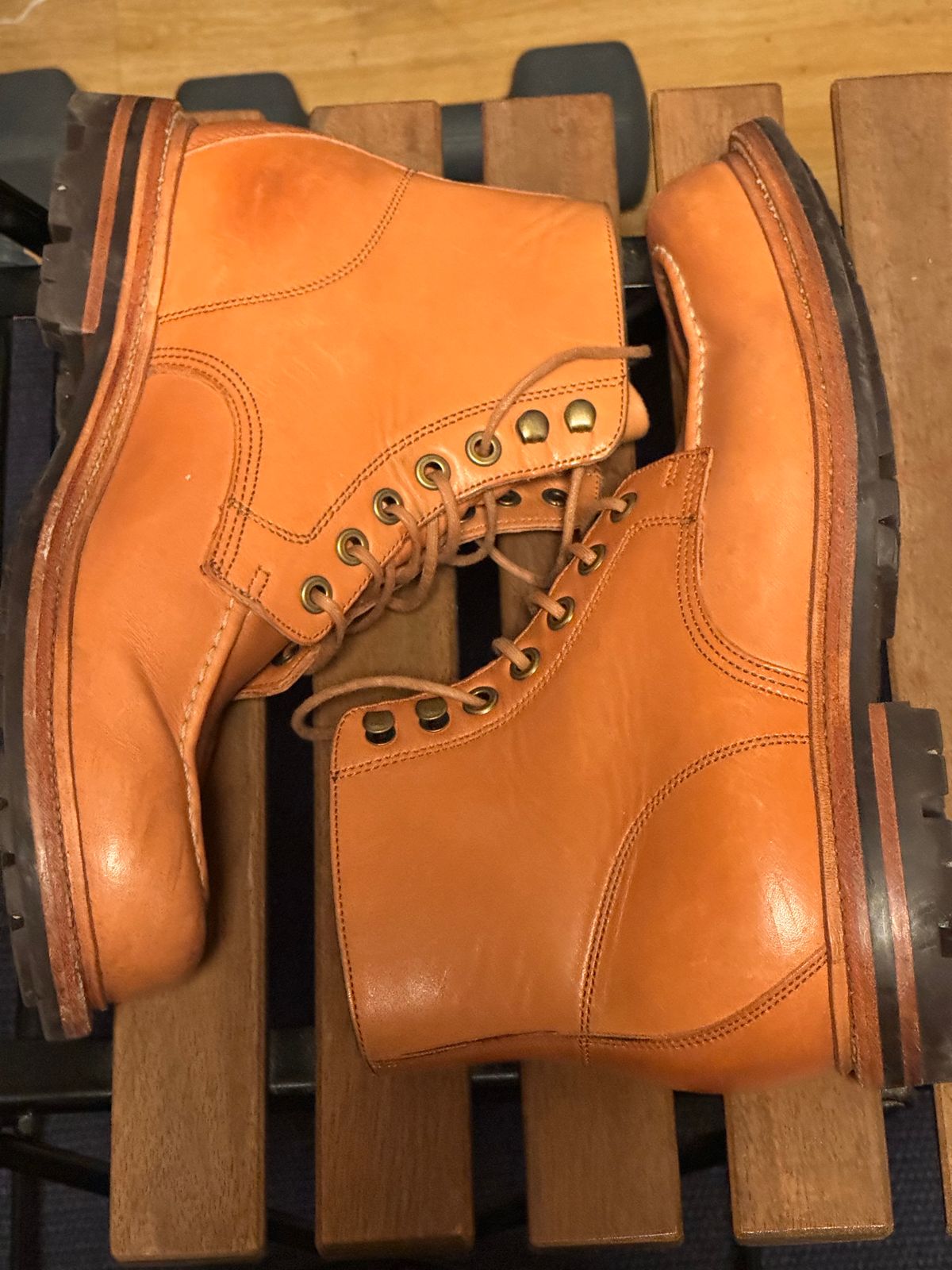 Photo by sunuchand on February 5, 2024 of the Grant Stone Brass Boot in Horween Tan Essex.